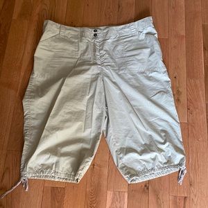 Plus size tan/beige 100% cotton Capri pants.